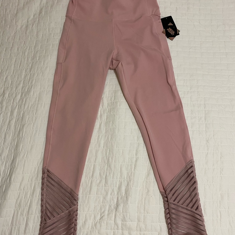 Better Sports Performance (BSP) salmón leggings.